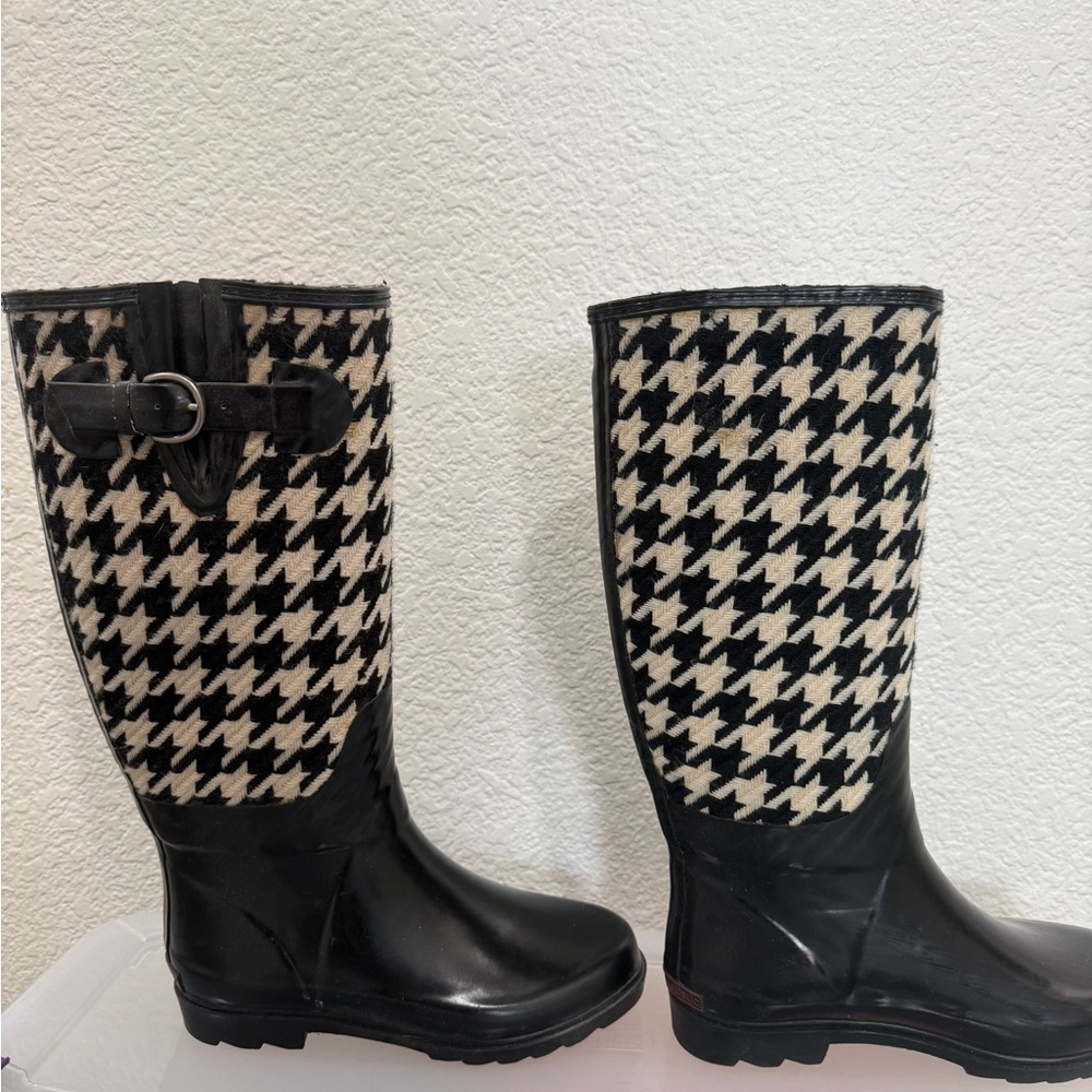 Banana Republic Black and Cream Houndstooth Winter Boots